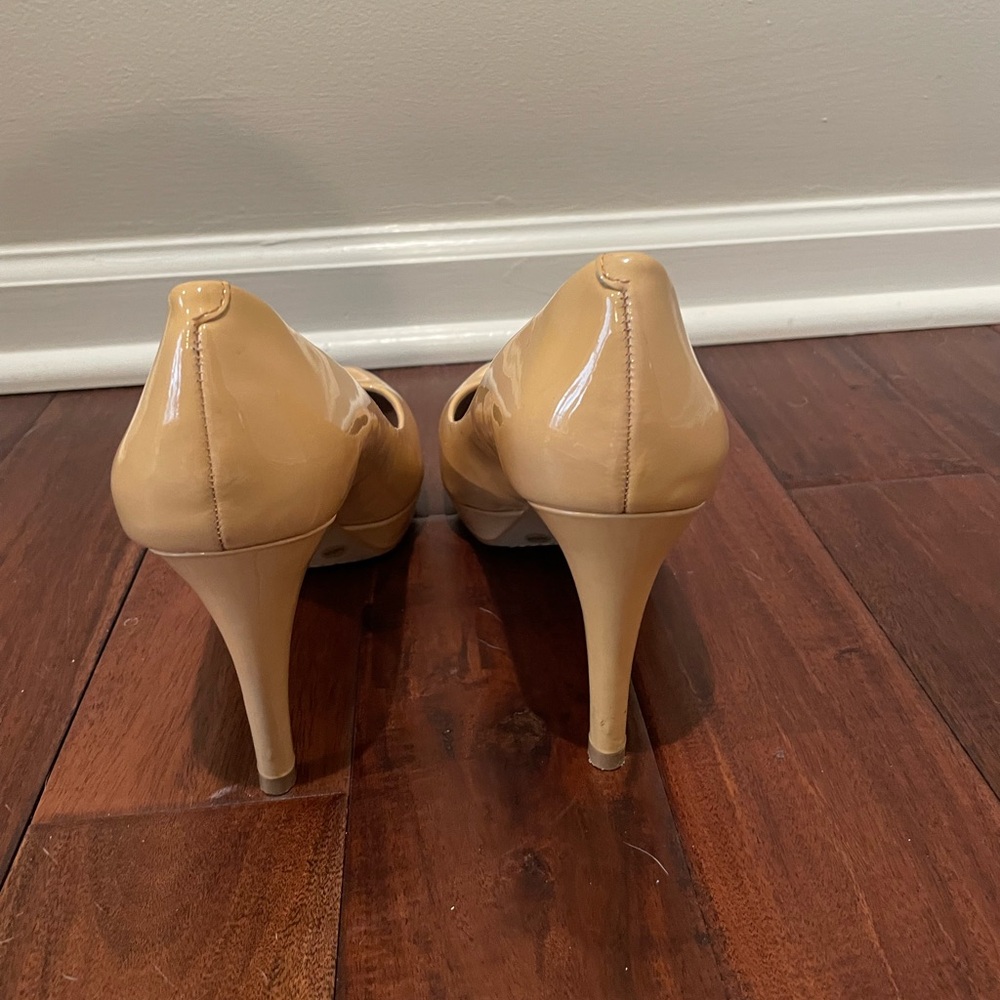 Vince Camuto Patent Leather Nude Pumps - 7.5 - Picture 5 of 6